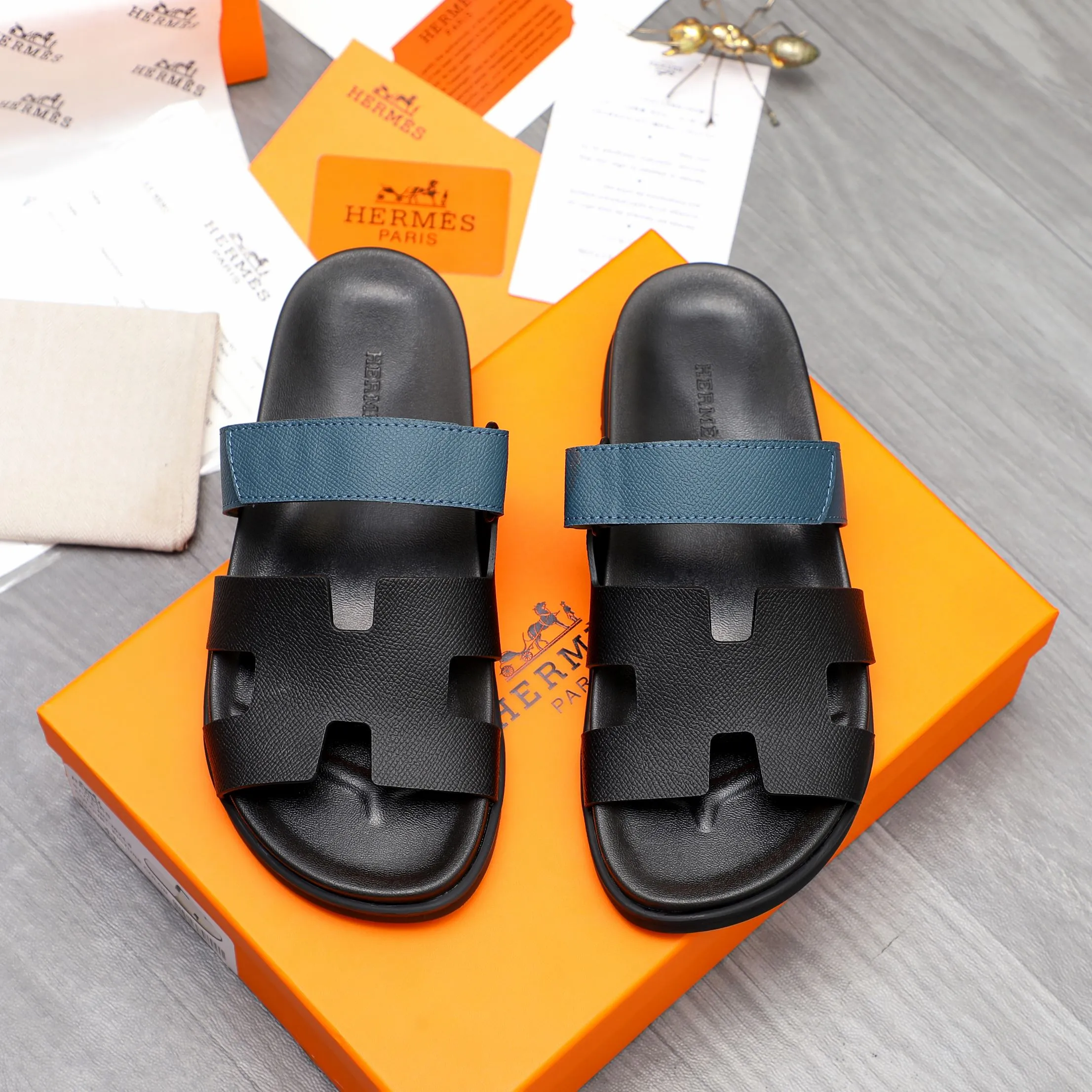 Men's shoes 💰340 Product trademark: Hermes "Hermes" Couple's slippers Regular size: 36-46 Product material: Selected vertical grain cowhide color-blocked upper, microfiber lining, original outsole